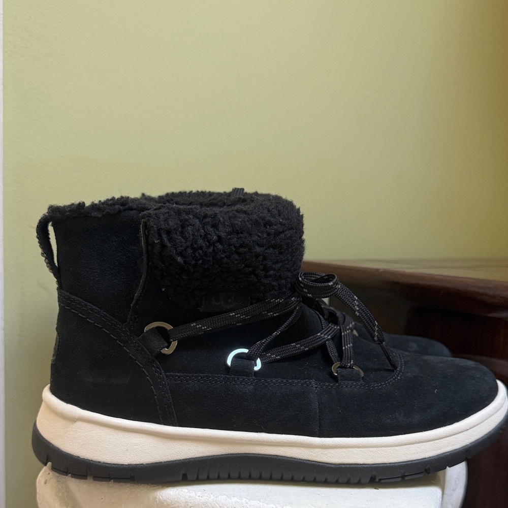 UGG Women's Lakesider Heritage Lace boots. Size 8  new H9N8 - Picture 2 of 7